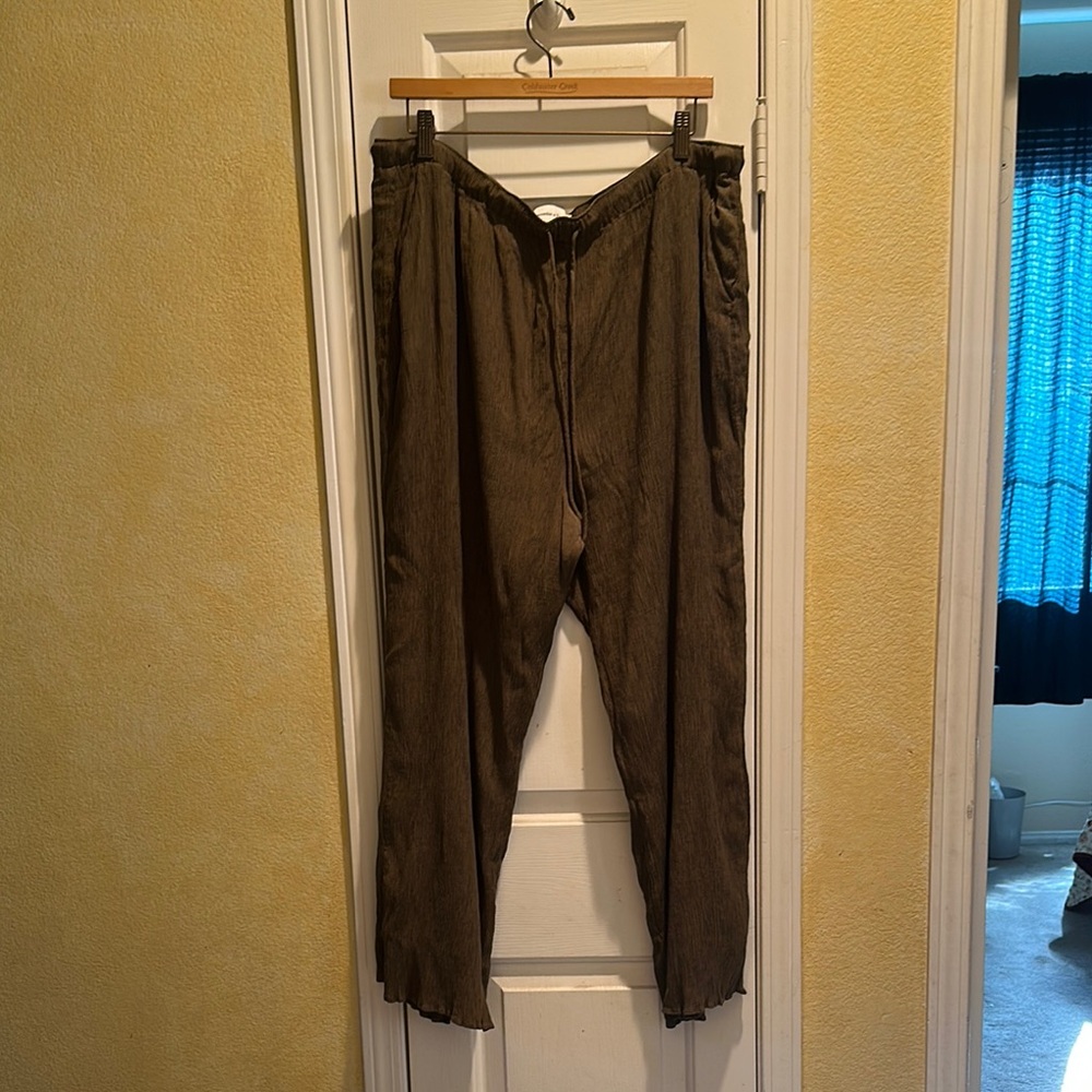 Women’s Olive Crinkle Pants